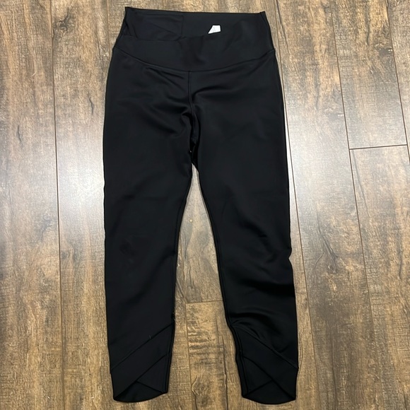 Nike Dri-Fit yoga leggings. Ankle length. Crossover V front details. Mid-rise - Picture 3 of 4